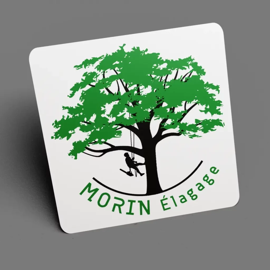 Logo de Morin élagage. On y voit la silhouette de l'artisan encordé à un cèdre, et la raison sociale, le tout dans un cercle suggéré.