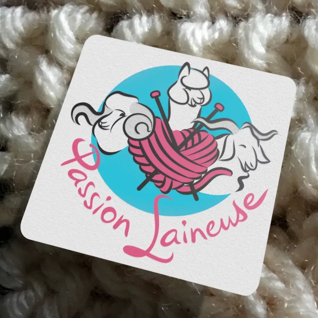Le logo de Passion Laineuse se veut plein d'enthousiasme et de personnalité mais stylé. Il représente un mouton mérinos, un alpaga et une chèvre angora autour d'une pelote en forme de cœur.