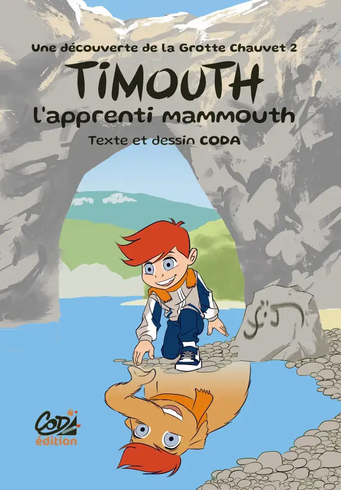 Tim accroupi au bord de l’Ardèche touche l’eau, son reflet est Timouth, Pont d’Arc en arrière-plan.