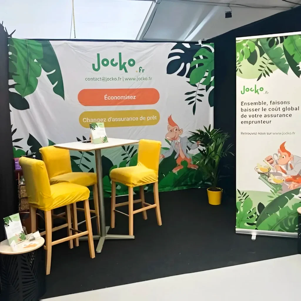 Stand Jocko.fr au Salon de l'Habitat avec la mascotte sur une affiche et un kakémono