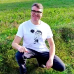 t shirt caricature David accroupi