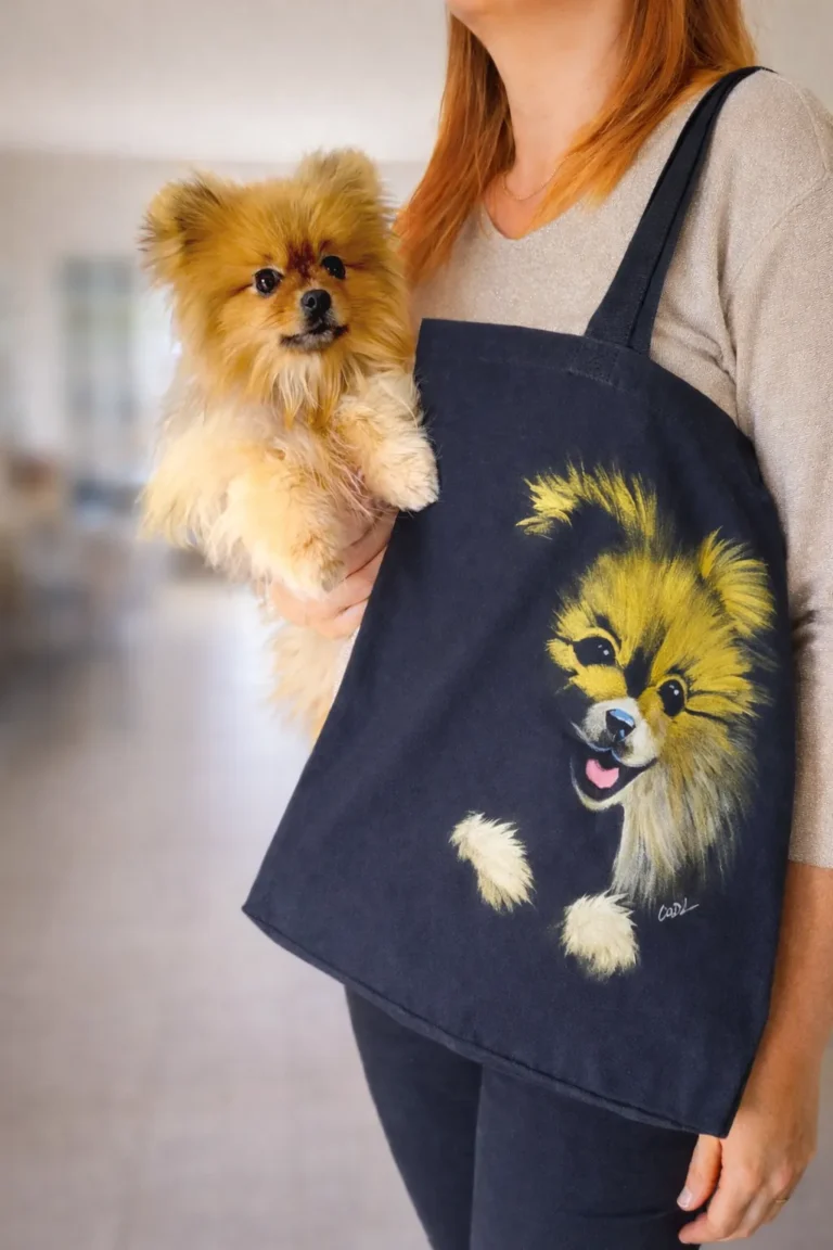 Photo lifestyle : femme portant un spitz et un tote bag artisanal décoré du portrait du chien