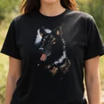 Œuvre unique : berger allemand peint à la main sur t-shirt en coton bio, porté par une jeune femme en décor naturel