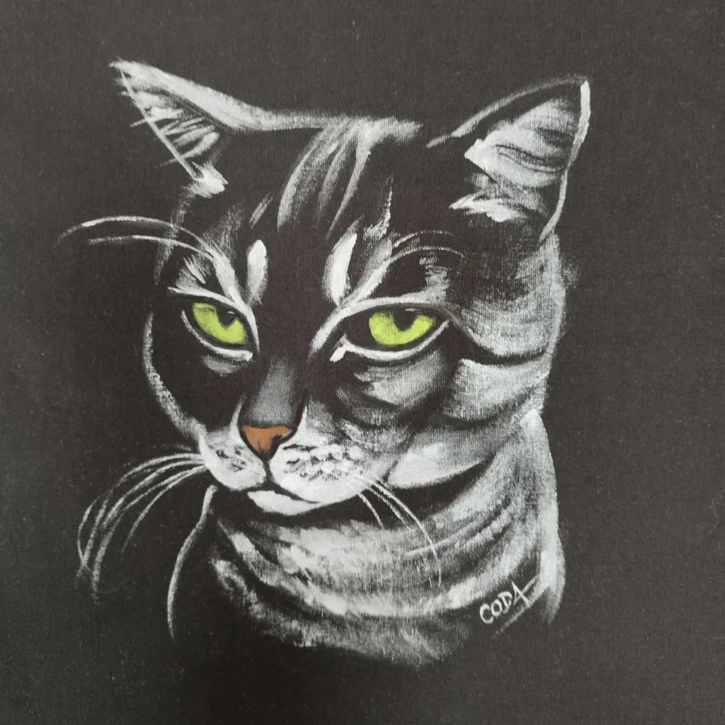Portrait de chat tigré peint à la main en peinture aux reflets argentés sur tote-bag noir.
